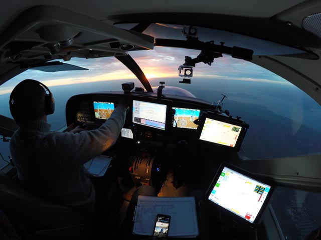 Der Pilot wird beim Navigieren durch eine sich bewegende Kartenanzeige und einen Kursindikator unterstützt, welcher Abweichungen zur Soll-Linie anzeigt. Foto: © swissphoto