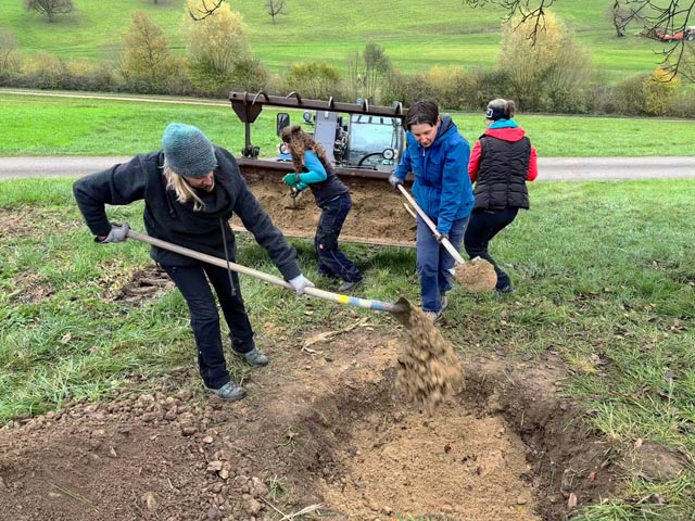 Steinhaufen bauen: Loch graben, mit Sand, Steinen und Laub füllen. Foto: © Jurapark Aargau