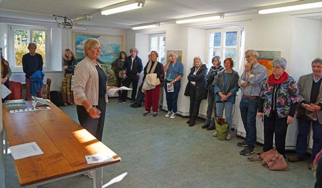 Yvonne Bieri, Verein Dorf Plus, mit zahlreichen interessierten Besucherinnen und Besuchern. Foto: zVg