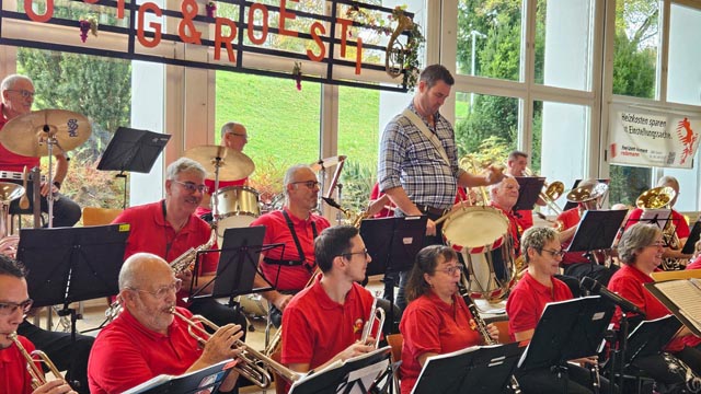Nationalrat Christoph Riner als Tambour zusammen mit der MG Hornussen beim Startkonzert. Foto: Marcel Herzog