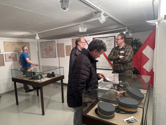Die Ausstellungsstücke stiessen auf grosses Interesse. Unter anderem war ein Hut von General Guisan zu sehen. Foto: Sonja Fasler