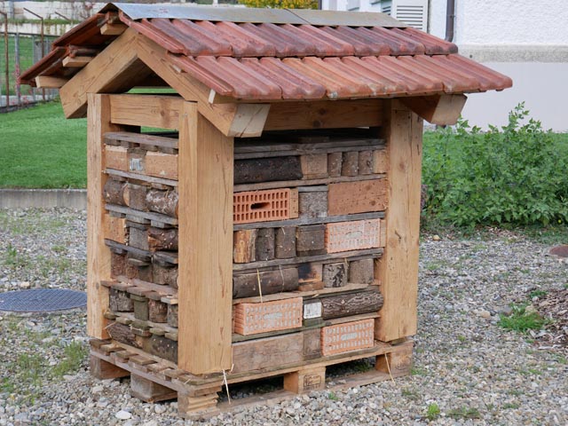 Die Firma Florian Gartenbau stiftete das von Lehrlingen erbaute Insektenhotel.