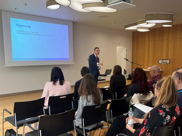 Departementsvorsteher Jean-Pierre Gallati begrüsst die Teilnehmerinnen und Teilnehmer des 3. Runden Tischs Sozialpolitik. Foto: Kantonaler Sozialdienst, Kanton Aargau