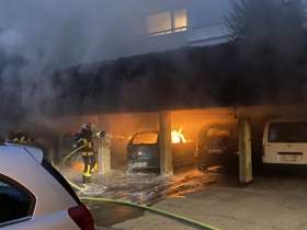 Der Autobrand in Reinach richtete grossen Schaden an. Foto: Polizei AG